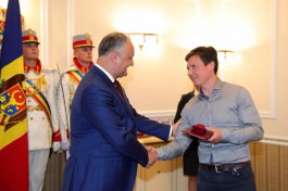 Președintele Igor Dodon a înmînat înalte distincții de stat unor cetățeni ai Republicii Moldova