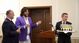 Președintele țării, Igor Dodon a conferit domnului Filip Kirkorov titlul onorific „Artist al Poporului”