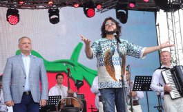 Igor Dodon împreună cu Filip Kirkorov au inaugurat cea de-a V-a ediție a Festivalului Căpșunelor și Mierii