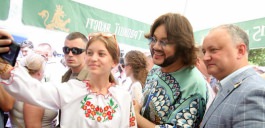 Igor Dodon împreună cu Filip Kirkorov au inaugurat cea de-a V-a ediție a Festivalului Căpșunelor și Mierii