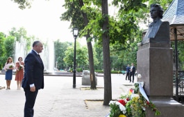 Igor Dodon laid flowers at the monument to Mihai Eminescu