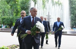 Igor Dodon laid flowers at the monument to Mihai Eminescu