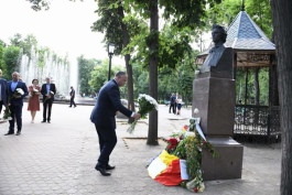 Igor Dodon laid flowers at the monument to Mihai Eminescu