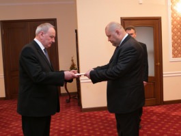 President Nicolae Timofti today received the credentials from Slovak Ambassador to Moldova Robert Kirnag