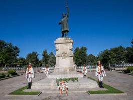 Igor Dodon a depus flori la monumentul lui Ștefan cel Mare și Sfînt cu prilejul a 514 ani de la moartea marelui Domnitor