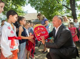 Президентская пара дала старт кампании, в ходе которой первоклассники со всей страны получат школьные ранцы и принадлежности