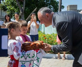 Президентская пара дала старт кампании, в ходе которой первоклассники со всей страны получат школьные ранцы и принадлежности