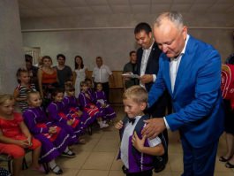 Igor Dodon a oferit ghiozdane și rechizite școlare la circa 100 de copii din Găgăuzia care merg în acest an în clasa întîi