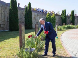 Președintele țării a depus flori la Complexul Memorial “Eternitate” și „Capul de Pod Şerpeni”