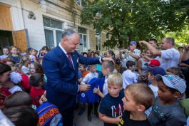 Igor Dodon a înmânat peste 100 de ghiozdane cu rechizite școlare copiilor din orașul Criuleni