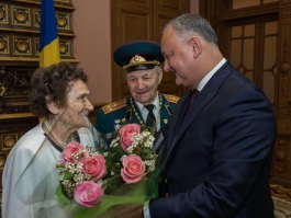 Глава государства поздравил семью ветеранов с 70-летием со дня свадьбы