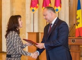 Igor Dodon a conferit Diploma de Onoare a Președintelui Republicii Moldova la circa 200 cei mai buni pedagogi