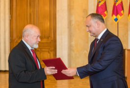 Igor Dodon a conferit Diploma de Onoare a Președintelui Republicii Moldova la circa 200 cei mai buni pedagogi