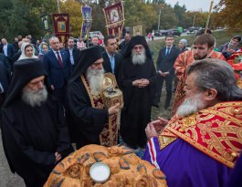 Cuplul prezidențial a vizitat mai multe lăcașuri de cult din raionul Edineț unde sînt expuse moaștele Sf. Pantelimon