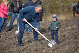 Глава государства вместе с семьей и аппаратом президента приняли участие в общенациональной акции «Древо нашего долголетия»