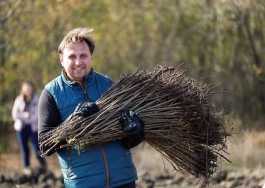 Глава государства вместе с семьей и аппаратом президента приняли участие в общенациональной акции «Древо нашего долголетия»