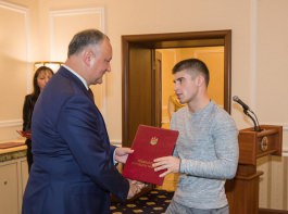 Șeful statului a înmînat Diploma de Onoare a Președintelui Republicii Moldova unui grup de cetățeni