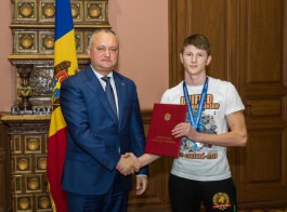 Igor Dodon a înmînat Diplome de Onoare unui grup de sportivi