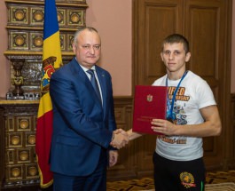 Игорь Додон вручил Почетные дипломы группе спортсменов