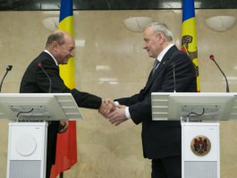 President meets Romanian counterpart at Chisinau Airport