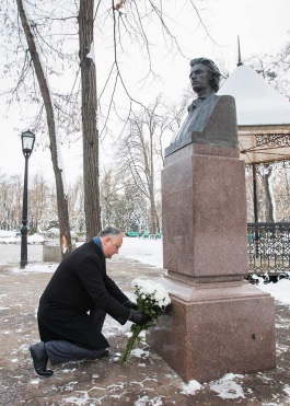 Președintele Igor Dodon a depus flori la bustul marelui poet Mihai Eminescu