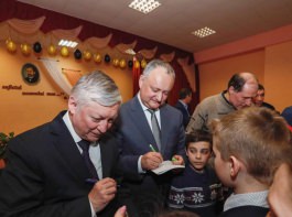 Igor Dodon și Anatolii Karpov au participat la deschiderea Campionatulului Moldovei la șah între echipe de cadeți