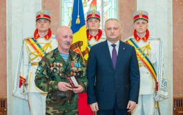 Șeful statului a conferit Crucea comemorativă „Participant la acțiunile de luptă din Afganistan (1979-1989)” unui grup de veterani