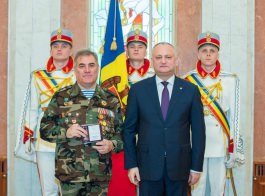 Șeful statului a conferit Crucea comemorativă „Participant la acțiunile de luptă din Afganistan (1979-1989)” unui grup de veterani