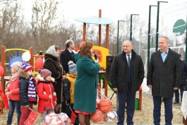 Șeful statului a participat la deschiderea unui complex sportiv în satul Bîrlădeni, raionul Ocnița