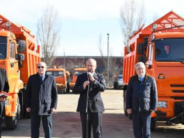 Președintele Igor Dodon a transmis 2 autospeciale ”Kamaz” Întreprinderii Municipale ”Exdrupo” din Chișinău