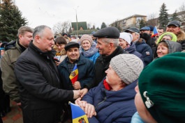 Igor Dodon a oferit un autocamion de tip ”KAMAZ” orașului Cupcini din raionul Edineț