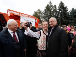 Igor Dodon a oferit un autocamion de tip ”KAMAZ” orașului Cupcini din raionul Edineț