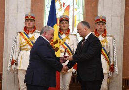 Igor Dodon a înmînat înalte distincții de stat unui grup de cetățeni