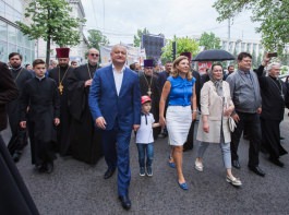 Igor Dodon împreună cu familia a participat la Marșul pentru susținerea familiei tradiționale