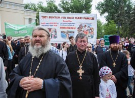 Igor Dodon împreună cu familia a participat la Marșul pentru susținerea familiei tradiționale