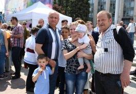 Igor Dodon împreună cu familia a participat la Festivalul Familiei