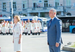 Igor Dodon laid flowers at Stephen the Great Monument