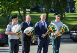 Igor Dodon a depus flori la monumentul lui Ștefan cel Mare și Sfînt 