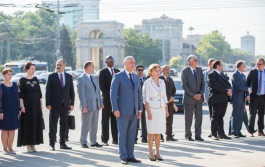 Igor Dodon a depus flori la monumentul lui Ștefan cel Mare și Sfînt 