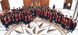 Peste 250 de absolvenți din toată țara au primit „Diploma de Onoare” a Președintelui Republicii Moldova