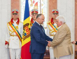 Igor Dodon a înmînat înalte distincții de stat unui grup de cetățeni ai Republicii Moldova