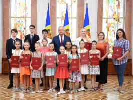 Igor Dodon a conferit Diploma de Onoare a Președintelui Republicii Moldova unui grup de tineri