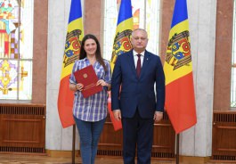 Igor Dodon a conferit Diploma de Onoare a Președintelui Republicii Moldova unui grup de tineri