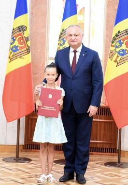 Igor Dodon a conferit Diploma de Onoare a Președintelui Republicii Moldova unui grup de tineri