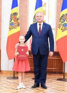 Igor Dodon a conferit Diploma de Onoare a Președintelui Republicii Moldova unui grup de tineri