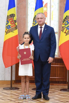 Igor Dodon a conferit Diploma de Onoare a Președintelui Republicii Moldova unui grup de tineri