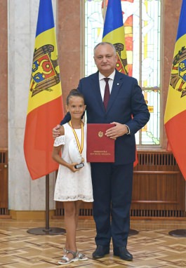 Igor Dodon a conferit Diploma de Onoare a Președintelui Republicii Moldova unui grup de tineri