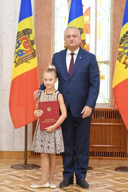 Igor Dodon a conferit Diploma de Onoare a Președintelui Republicii Moldova unui grup de tineri