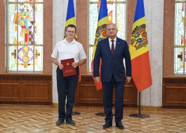 Igor Dodon a conferit Diploma de Onoare a Președintelui Republicii Moldova unui grup de tineri