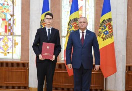 Igor Dodon a conferit Diploma de Onoare a Președintelui Republicii Moldova unui grup de tineri